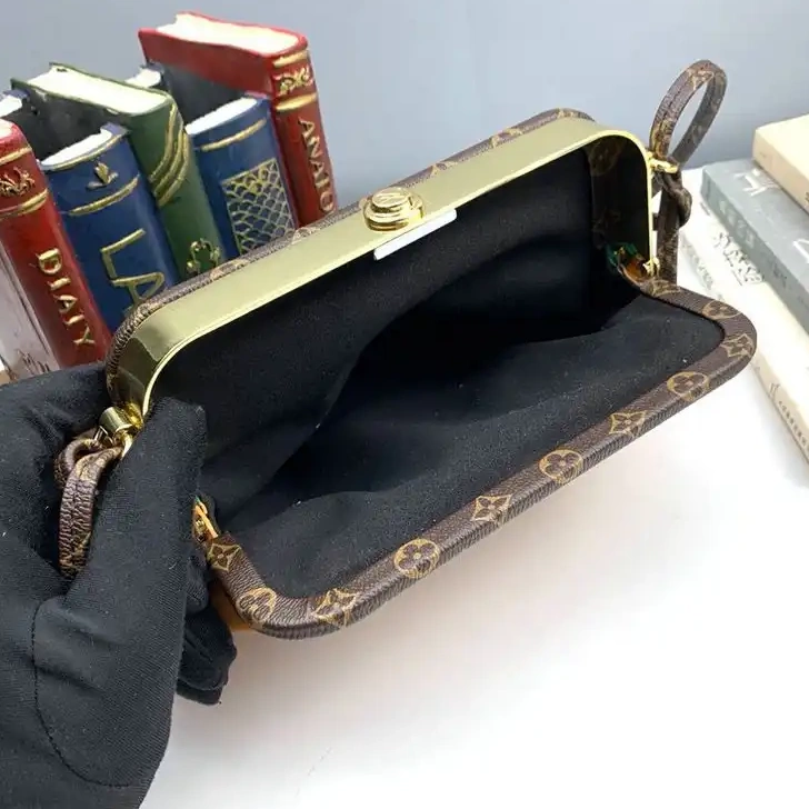 LV Bags 20B570263 0528